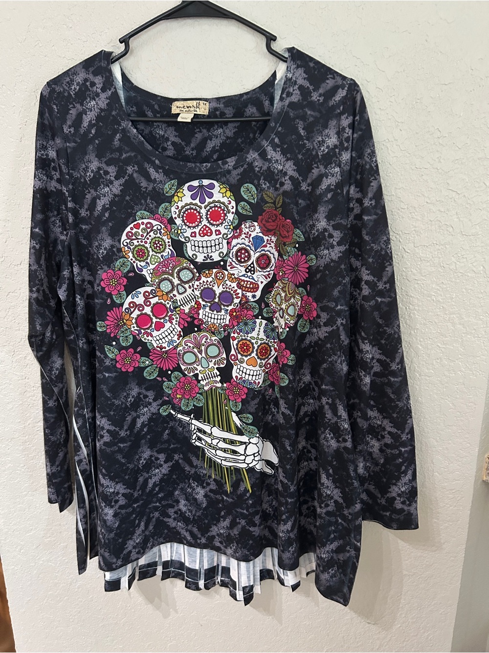 One World Mixed Media Sugar Skull Graphic Pleated Hem Long Sleeve Top 1X- L49